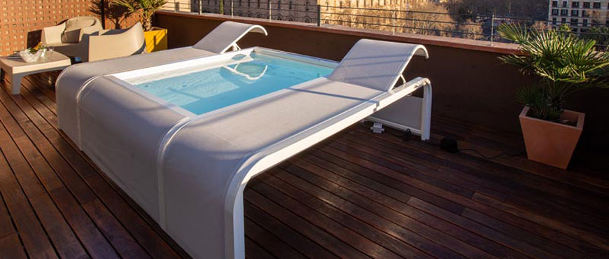 Designový relaxační bazén se dvěma lehátky.